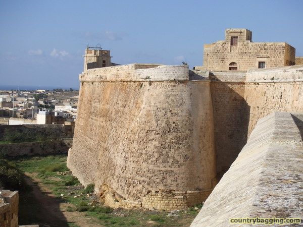 Il-Kastell walls, Rabat - www.countrybagging.com