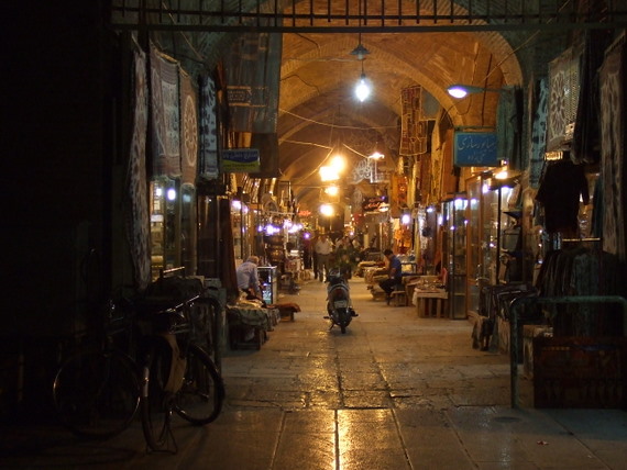 Souq in Isfahan - www.countrybagging.com