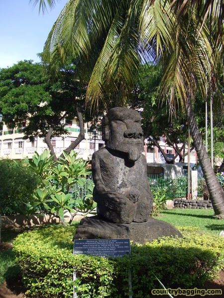 Papeete Statue - www.countrybagging.com