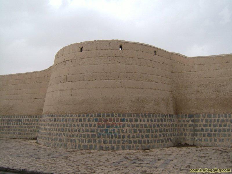 Sana'a City Wall - www.countrybagging.com