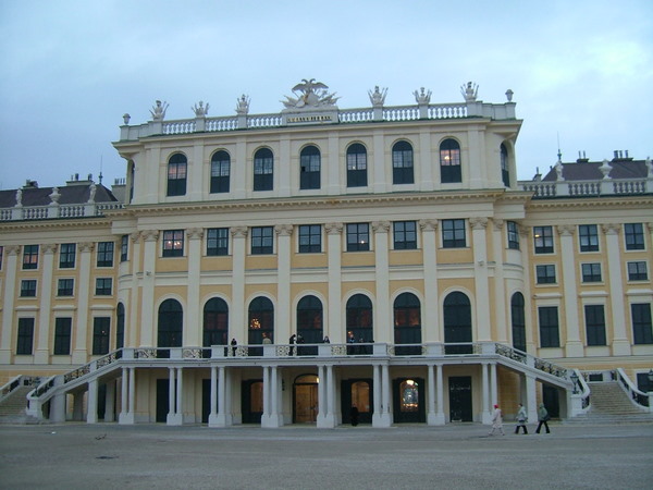 Schonbrunn Palace - www.countrybagging.com