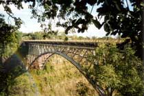 Rail bridge between Zimbabwe and Zambia - www.countrybagging.com